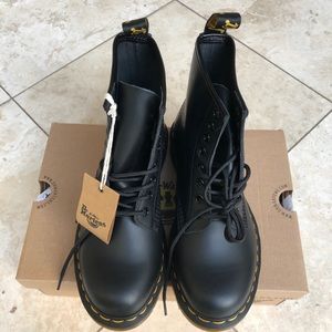 BRAND NEW 1460 Smooth Leather Lace Up Boots.